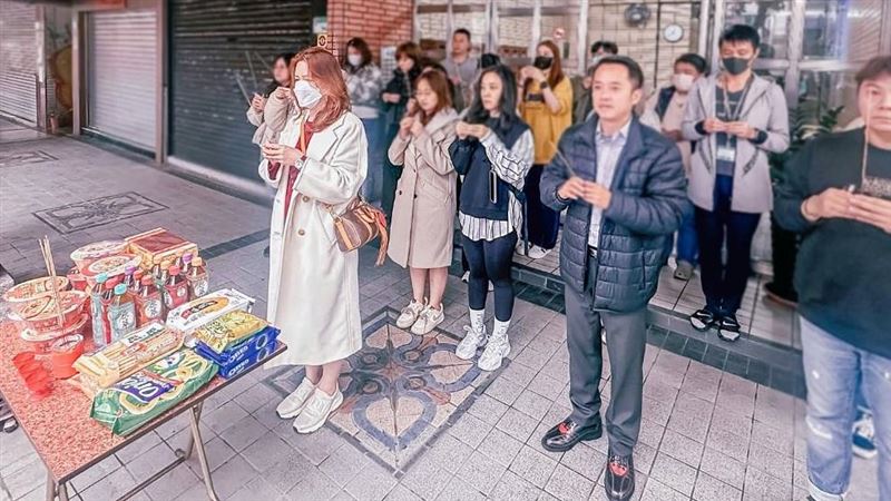 聖石金業時常舉辦公益活動，積極營造公司正派形象。（圖／翻攝自臉書）