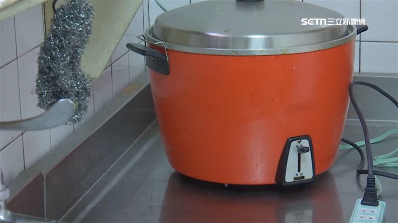 北市一名清潔隊員將價值約32元的回收電鍋轉送給拾荒老婦，遭檢方依貪污罪起訴，今（2）日地院宣判，判有期徒刑3個月、緩刑2年