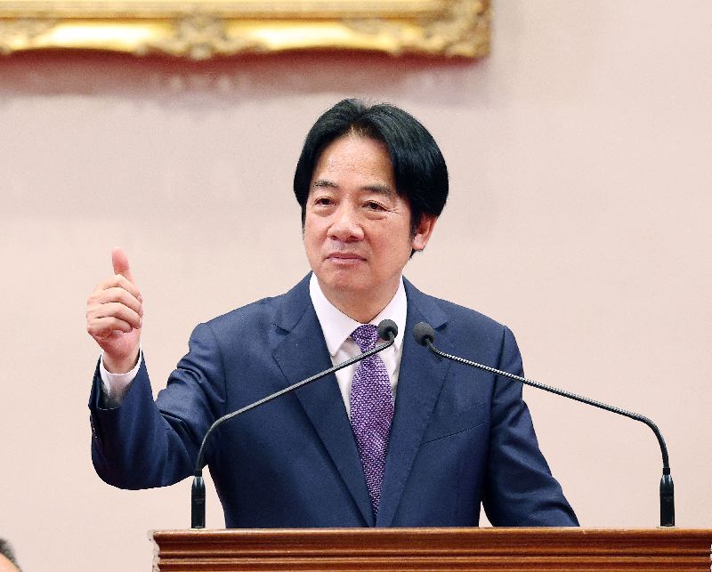 總統賴清德（前右）2日下午在總統府接見訪賓時提及，在民進黨執政下，台灣近年經濟成長率持續上升，2025整年經濟成長率有望達7%，贏過日本、美國、歐盟平均值，賴總統一度豎起大拇指比讚