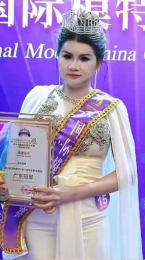 主辦單位坦承作業疏失頒錯獎，林女士是媽媽組冠軍，真的女模冠軍另有其人。（圖／翻攝自微博）