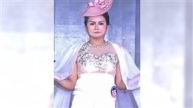 中國「第28屆國際模特大賽廣東賽區冠軍」的影片在網路上瘋傳，豐腴大媽爆冷奪冠引發爭議。（圖／翻攝自微博）