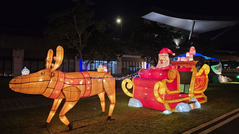 八里行政中心變聖誕村 民眾湧入拍照打卡