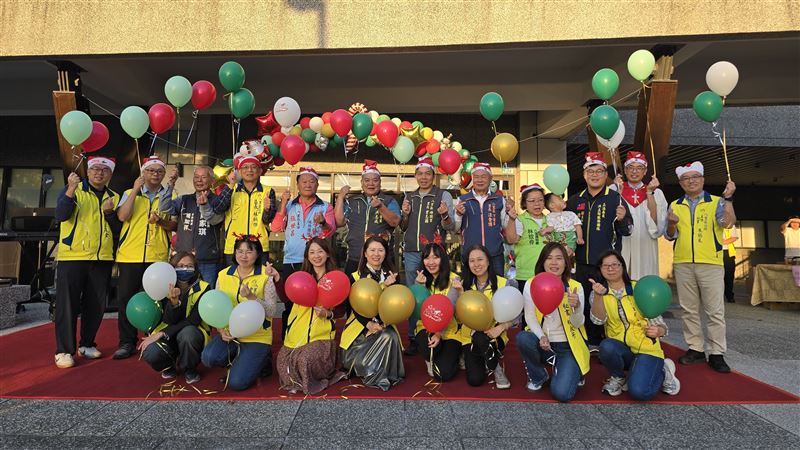 當地立委、議員及里長們熱情參與。（圖／公所提供）