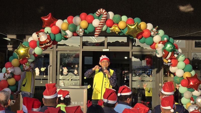 八里區長林銚傑主持2025八里聖誕幸福光園點燈儀式。（圖／公所提供）