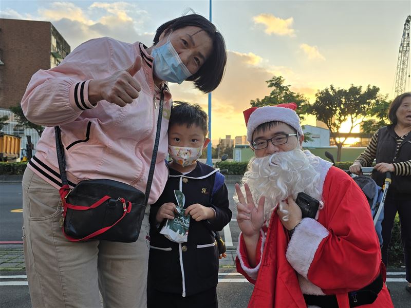 媽媽帶著小朋友來參加點燈盛典。（圖／公所提供）