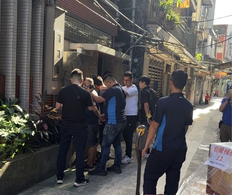 調查局查獲之依托咪酯製毒工廠及逮補嫌犯。（圖／翻攝畫面）