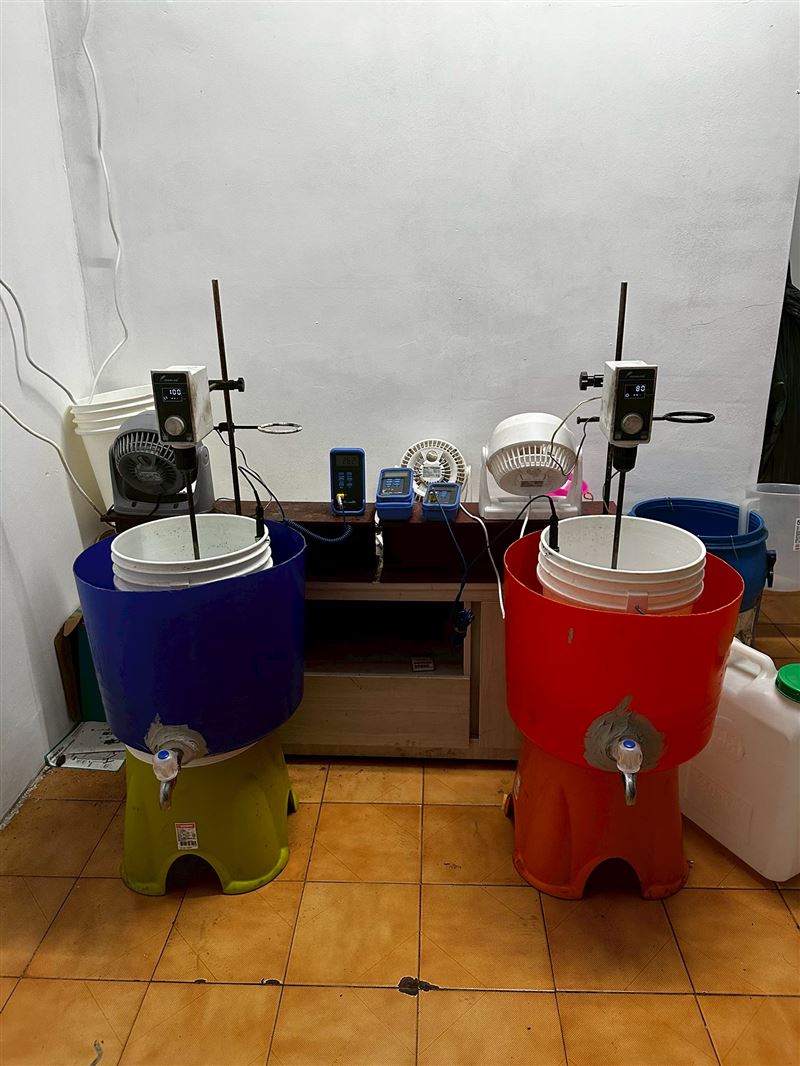 調查局查扣到的247公斤製造毒品「喵喵」的先驅原料。（圖／翻攝畫面）