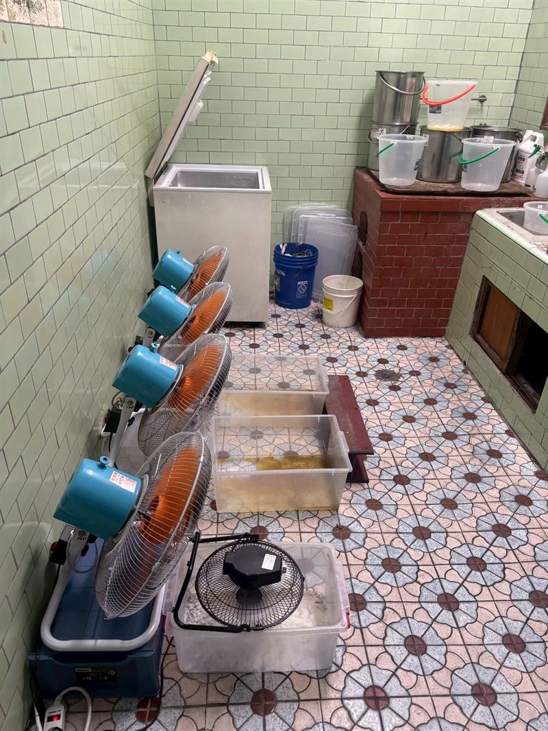 調查局查扣到的247公斤製造毒品「喵喵」的先驅原料。（圖／翻攝畫面）