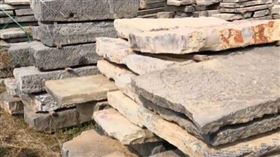 四川村民墊腳27年的石頭，竟是1.9億年前「侏羅紀恐龍化石」。（圖／翻攝自光明日報）
