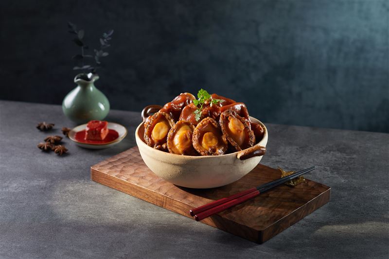 南乳貢寮鮑燜豬腳。（圖／飯店旅宿業者提供）