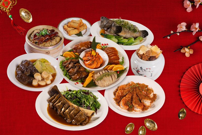台北老爺酒店明宮粵菜廳主廚與團隊精心打造的「駿饗迎春宴」外帶年菜，提供八人份的全套饗宴，2月6日前享早鳥優惠價16,888元。（圖／飯店旅宿業者提供）