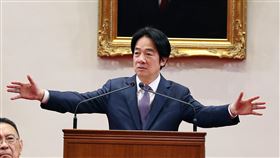 賴總統接見北美台派社團回國訪問團（2）總統賴清德（右）2日在總統府接見「2025年北美各地台灣會館、台灣中心暨台灣協會回國訪問團」，賴總統致詞時表示，身為總統有3大使命，第1是要讓國家更安全，第2就是發展經濟，第3則是要照顧好人民。中央社記者郭日曉攝　114年12月2日