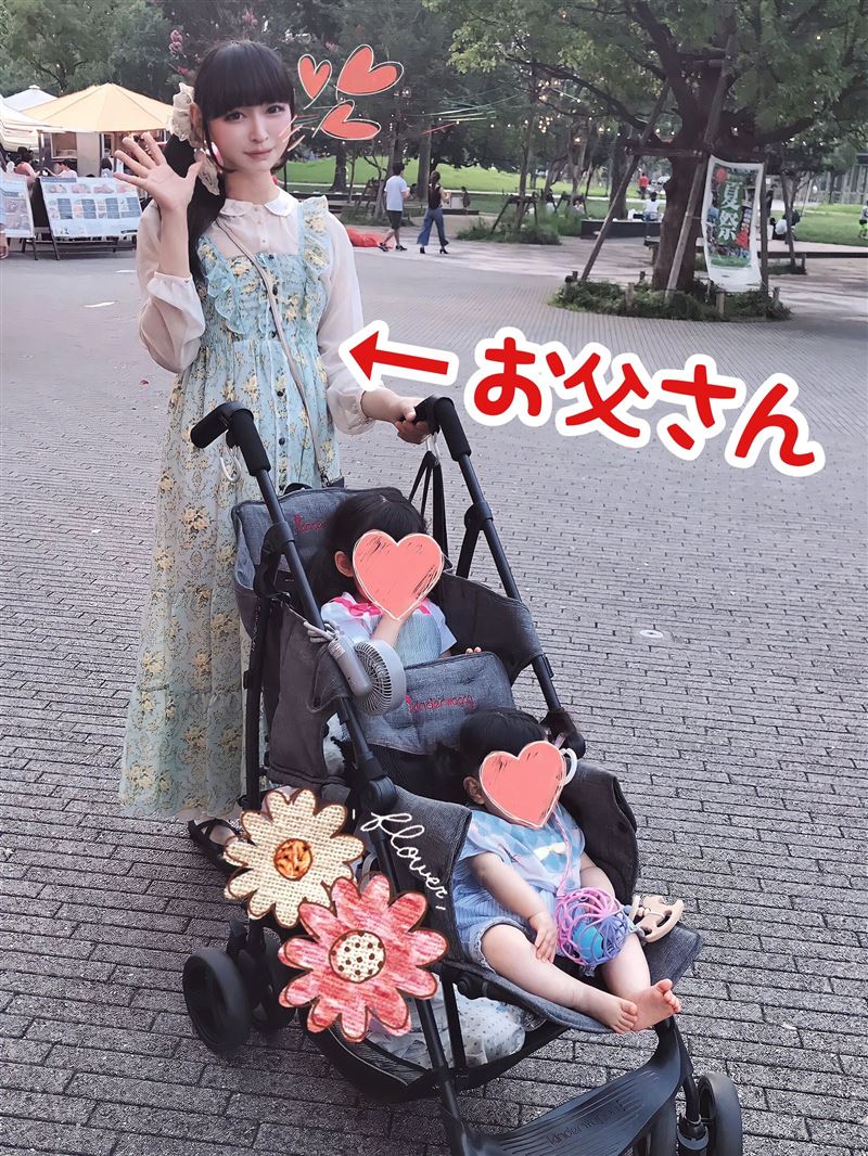 谷塚磨私下也會穿女裝扮少婦，推嬰兒車上街。（翻攝自X @tani_takuma）