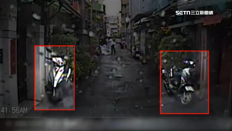 巷弄兩旁停了機車跟擺滿盆栽