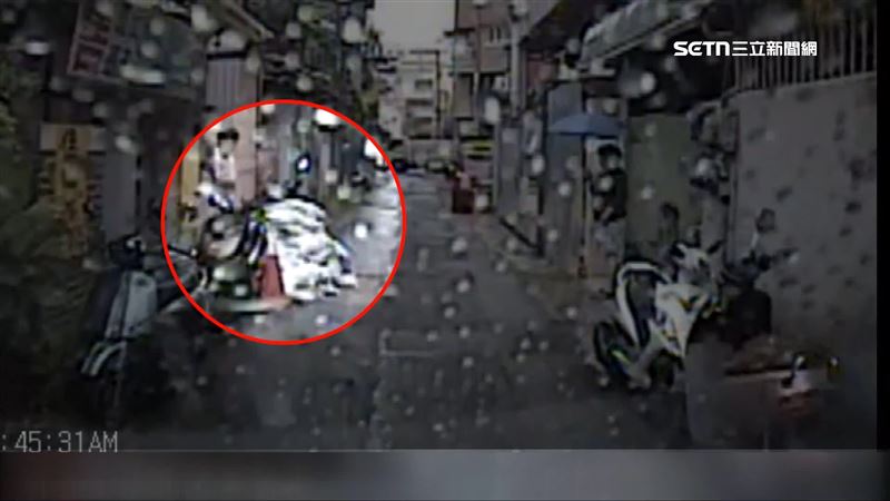 台中北屯區狹窄巷弄的各種障礙物，擋住救護車的救援之路