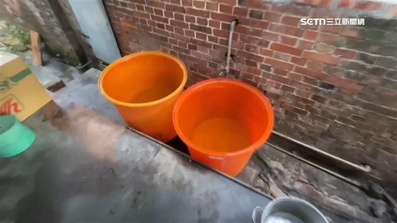 台南高雄大規模停水，民眾忙著儲水