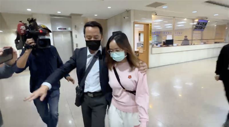 稍早檢方完成訊問後，諭令鍾女、黃男、王女、凌男及施女分別依30萬至100萬元交保。（圖／翻攝畫面）