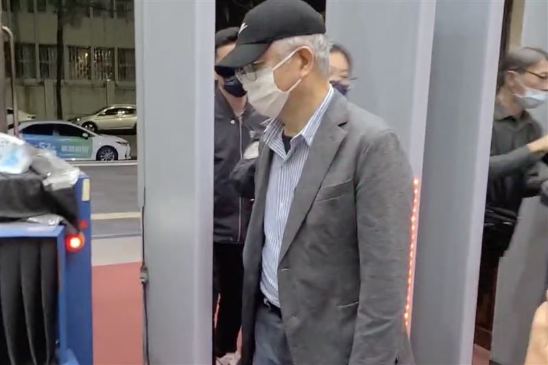 世曦工程顧問前董事長施義芳，被以被告身份移送北檢複訊。（圖／翻攝畫面）