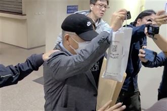 ▲世曦工程顧問前董事長施義芳，被以被告身份移送北檢複訊。（圖／翻攝畫面）