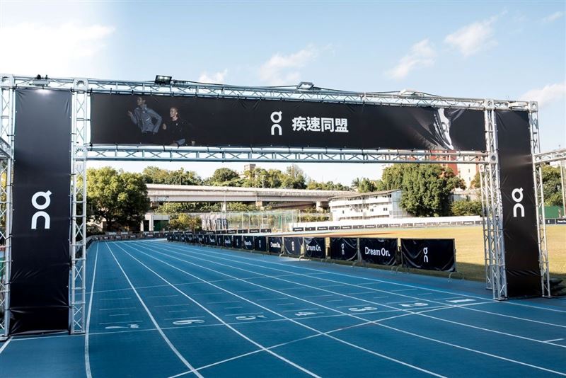On昂跑舉辦台灣首場夜跑嘉年華，吸引超過300名跑者共襄盛舉。從競速賽、補給服務到試穿體驗，打造一場結合運動、娛樂與社群的城市型賽事，展現品牌如何與跑者一起跑、一起夢想。（圖／On昂跑提供）
