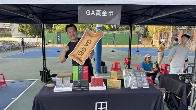 On昂跑舉辦台灣首場夜跑嘉年華，吸引超過300名跑者共襄盛舉。從競速賽、補給服務到試穿體驗，打造一場結合運動、娛樂與社群的城市型賽事，展現品牌如何與跑者一起跑、一起夢想。（圖／記者師瑞德攝影）