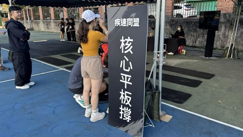 On昂跑舉辦台灣首場夜跑嘉年華，吸引超過300名跑者共襄盛舉。從競速賽、補給服務到試穿體驗，打造一場結合運動、娛樂與社群的城市型賽事，展現品牌如何與跑者一起跑、一起夢想。（圖／記者師瑞德攝影）