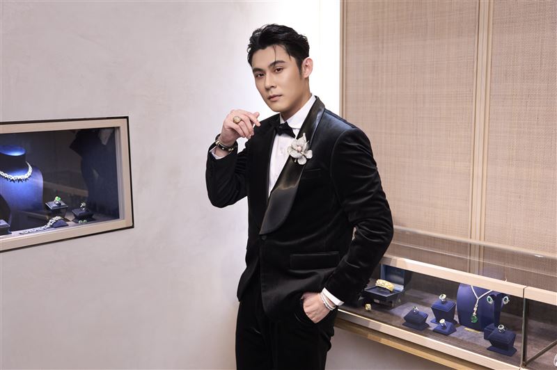 陳奕演繹全身上下8位數頂級珠寶首飾，胸前配戴鈦金屬孔克珠胸針。（圖／三立）