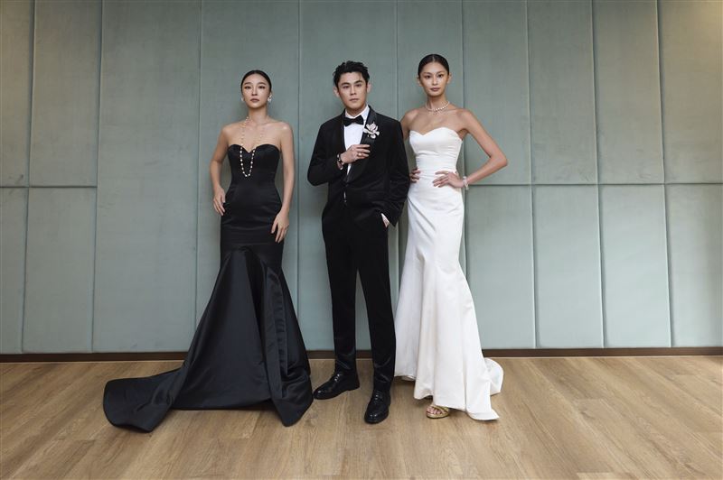 陳奕（中）與模特兒為「破繭之展」特展空間走秀。（圖／三立）