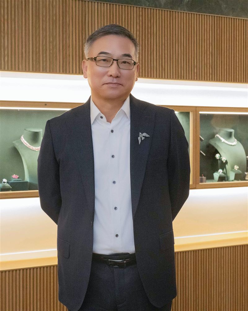 豆葉珠寶創辦人陳正勳（Chen）首度以策展人身分現身。。（圖／豆葉珠寶 Redwood Jewelry提供）