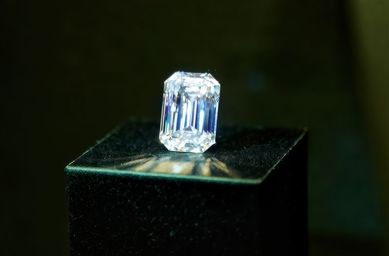 頂級28.88 克拉高達9位數鑽石，有別於一般鑽石閃亮耀眼。（圖／三立）