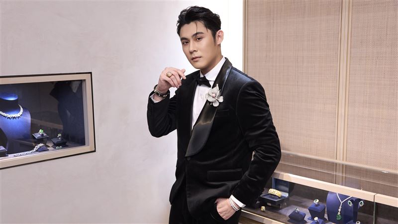 皇室珠寶15億震撼登場!陳奕壓軸發光走秀