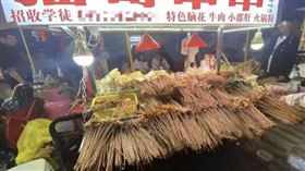 影片顯示，老闆將鄰桌吃剩的渾濁油湯與殘渣直接倒回鍋中。（圖／翻攝自微博）