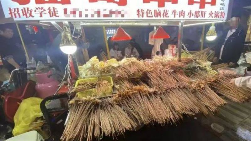 麻辣串攤「吃剩倒回鍋」老闆嗆：死了再賠