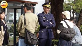 身穿警官制服的阮經天現身台北市西門町等待拍戲，與工作人員聊個不停。（圖／本刊攝影組）