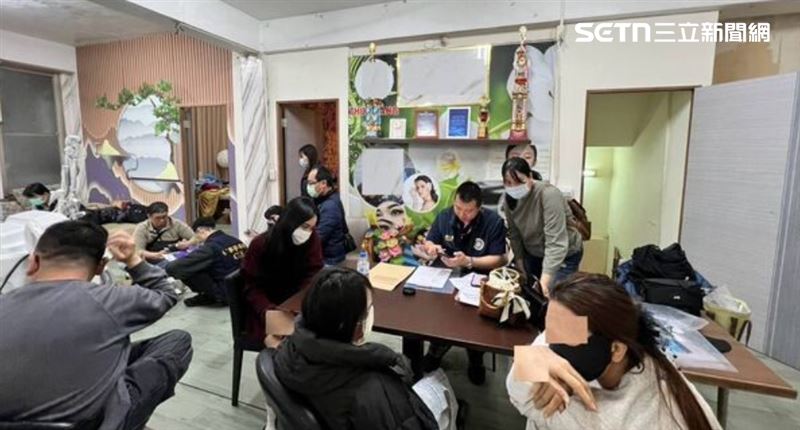 調查人員於今年3月持搜索票搜索美容店，現場赫然查獲大量醫療器材與藥物。（圖／翻攝畫面）