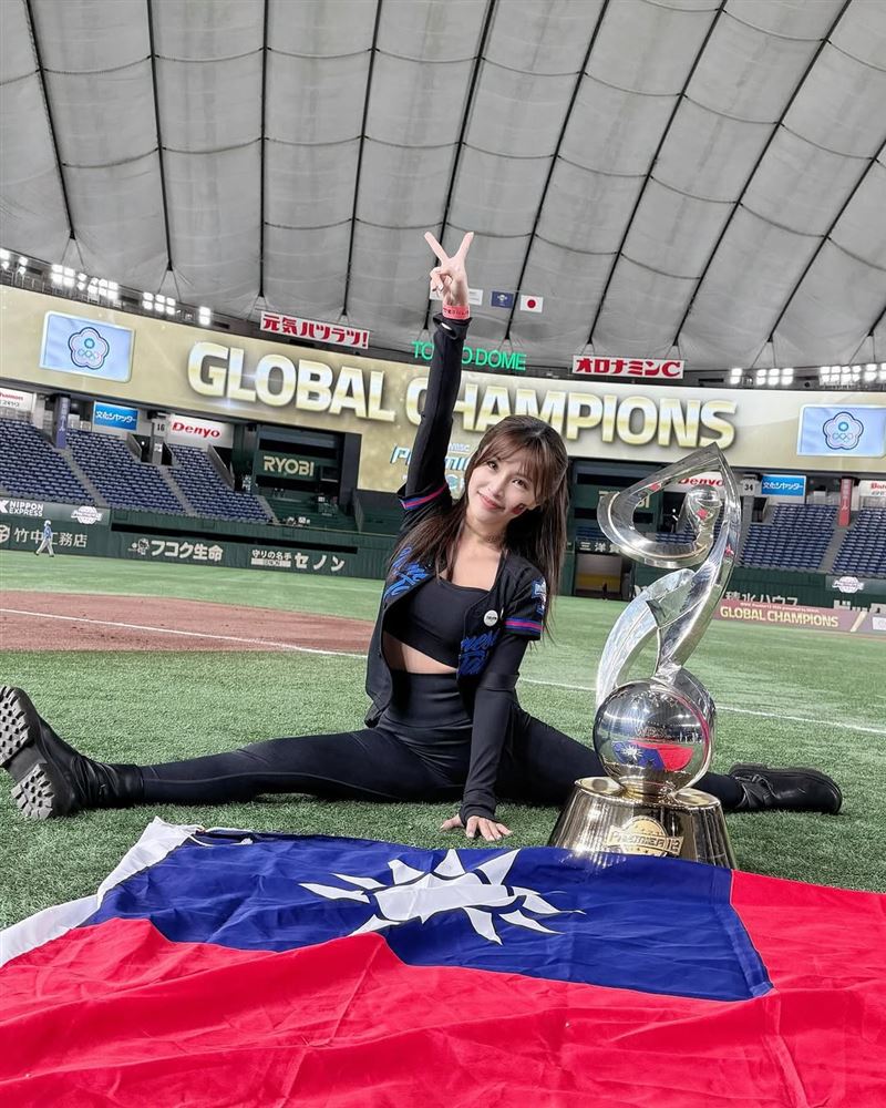 林倪安在東京巨蛋與台灣隊冠軍獎盃合影。（圖／翻攝自IG @nianlin）