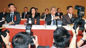 在王家二房支持下，王文祥（左1）2009年重返台塑石化擔任董事。（聯合知識庫）