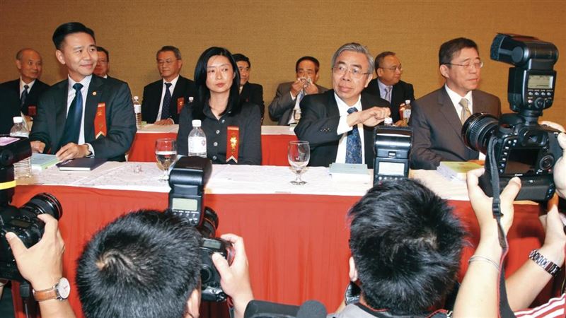 在王家二房支持下，王文祥（左1）2009年重返台塑石化擔任董事。（聯合知識庫）