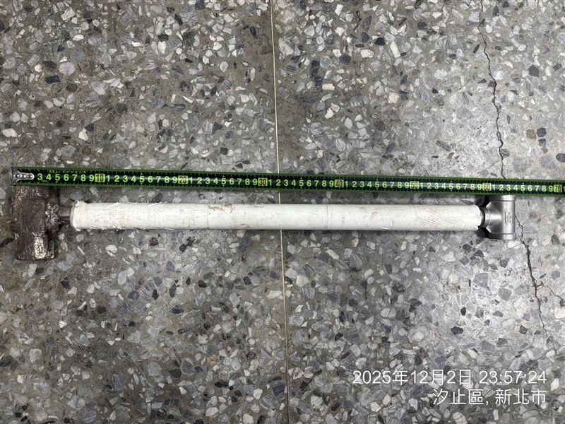 賴男使用的鐵鎚。（圖／翻攝畫面）