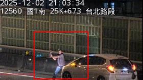 賴男拿鐵鎚砸車。（圖／翻攝畫面）