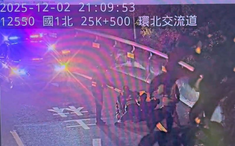 賴男拿著鐵鎚被警方逮捕。（圖／翻攝畫面）