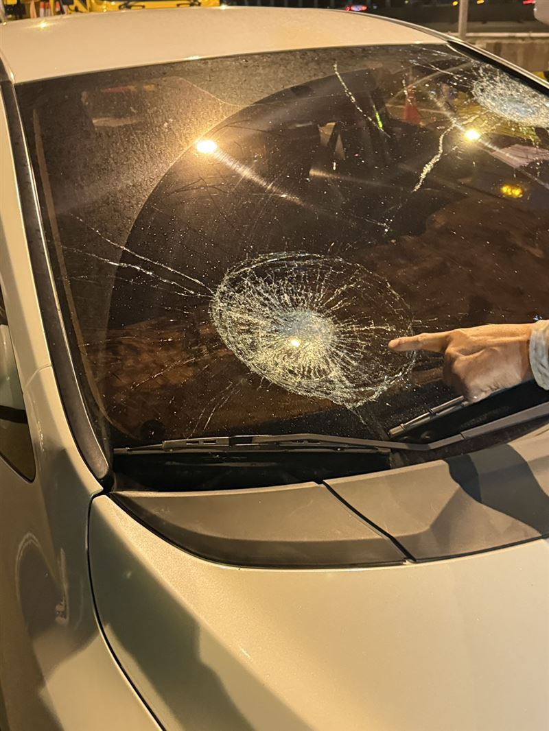 賴男拿鐵鎚砸壞的車窗。（圖／翻攝畫面）