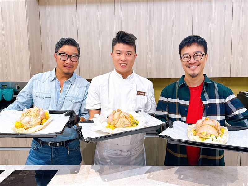 劉軒(右起)、Shelton(左)向主廚劉偉忠(中)學做烤雞。（圖／桂冠窩廚房提供）