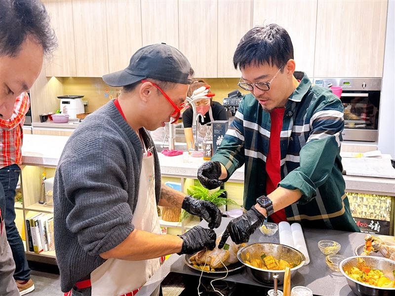 劉軒近年來又多了一個新頭銜「人生教練」。（圖／桂冠窩廚房提供）