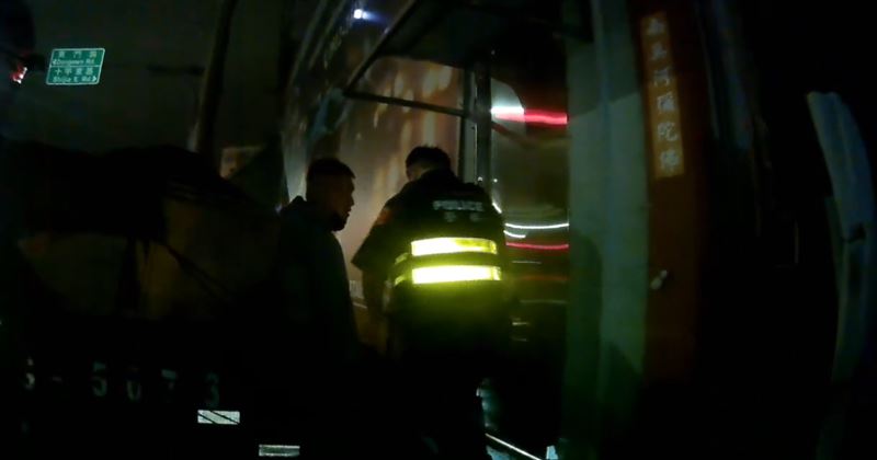 台中東區一間汽車美容廠深夜傳出鬥毆爭吵，警方到場後內部卻關上鐵門，警方立即通知消防隊破門。(圖／翻攝畫面)