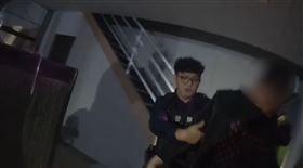 台中東區，汽車美容廠，關鐵門，深夜討債，圍毆7打3！20警力火速壓制逮人(圖／翻攝畫面)