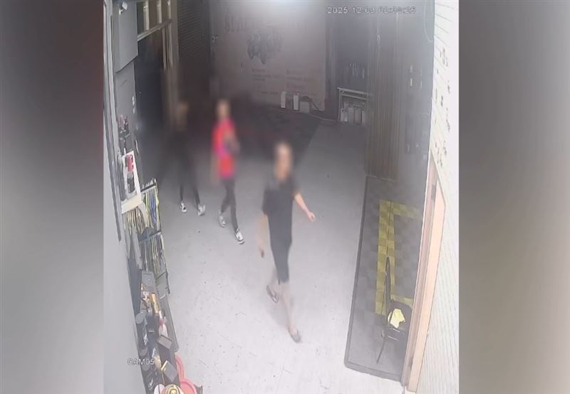 3名男子到汽車美容廠談判債務，不料卻被7人以棍棒痛打圍毆。(圖／翻攝畫面)