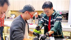 劉軒近年來又多了一個新頭銜「人生教練」。（圖／桂冠窩廚房提供）
