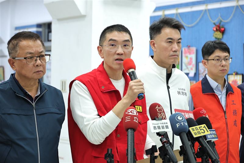 基隆市長謝國樑與立委林沛祥及台灣自來水公司在12/2晚間，說明最新水情與供水風險。（圖／翻攝自基隆市政府網站）