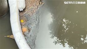 基隆、汐止自來水遭油汙染，源頭疑似在源遠路溝渠。（圖／記者林俊華攝影）
